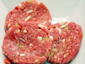 Hamburguesa amb ou dur, olives i pebrot  100gr