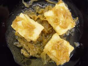 Bacalao con cebolla confitada